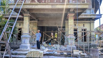 Perbekel Sumberklampok Tinjau Progres Pembangunan Kantor Desa yang Sudah Capai 70%